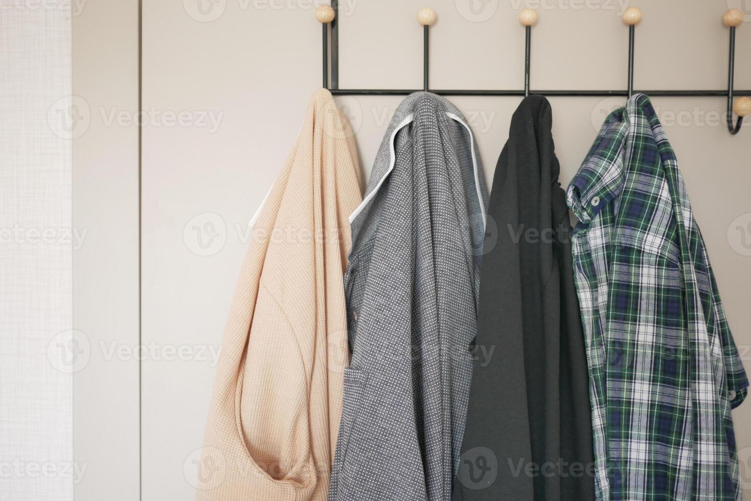 overhemden hing Aan kleren hangers net zo een decoratief armatuur Aan de deur , foto