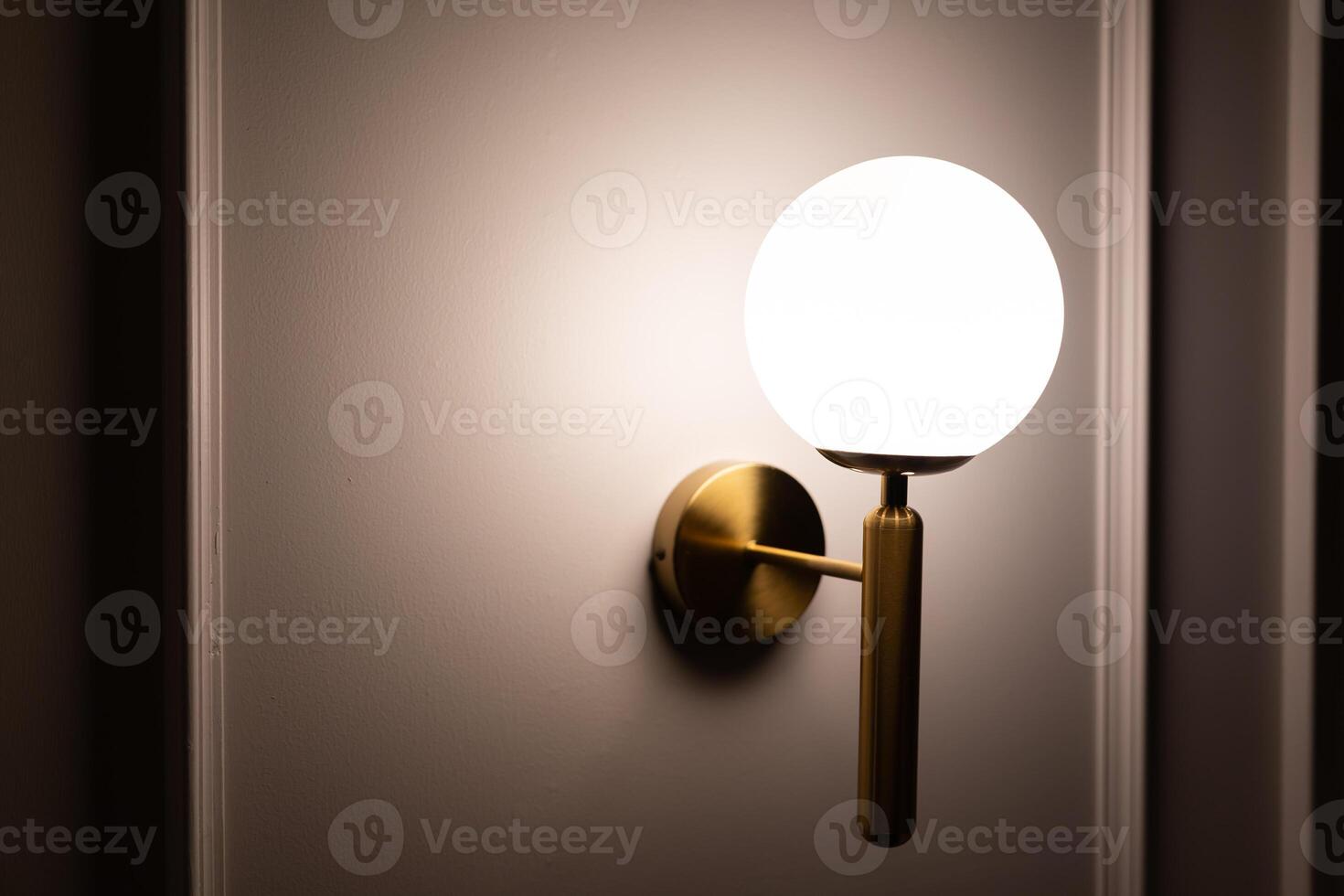 ronde lamp, vol maan vorm met de licht lamp binnen schijnend Aan de muur achtergrond in de donker kamer met kopiëren ruimte. foto