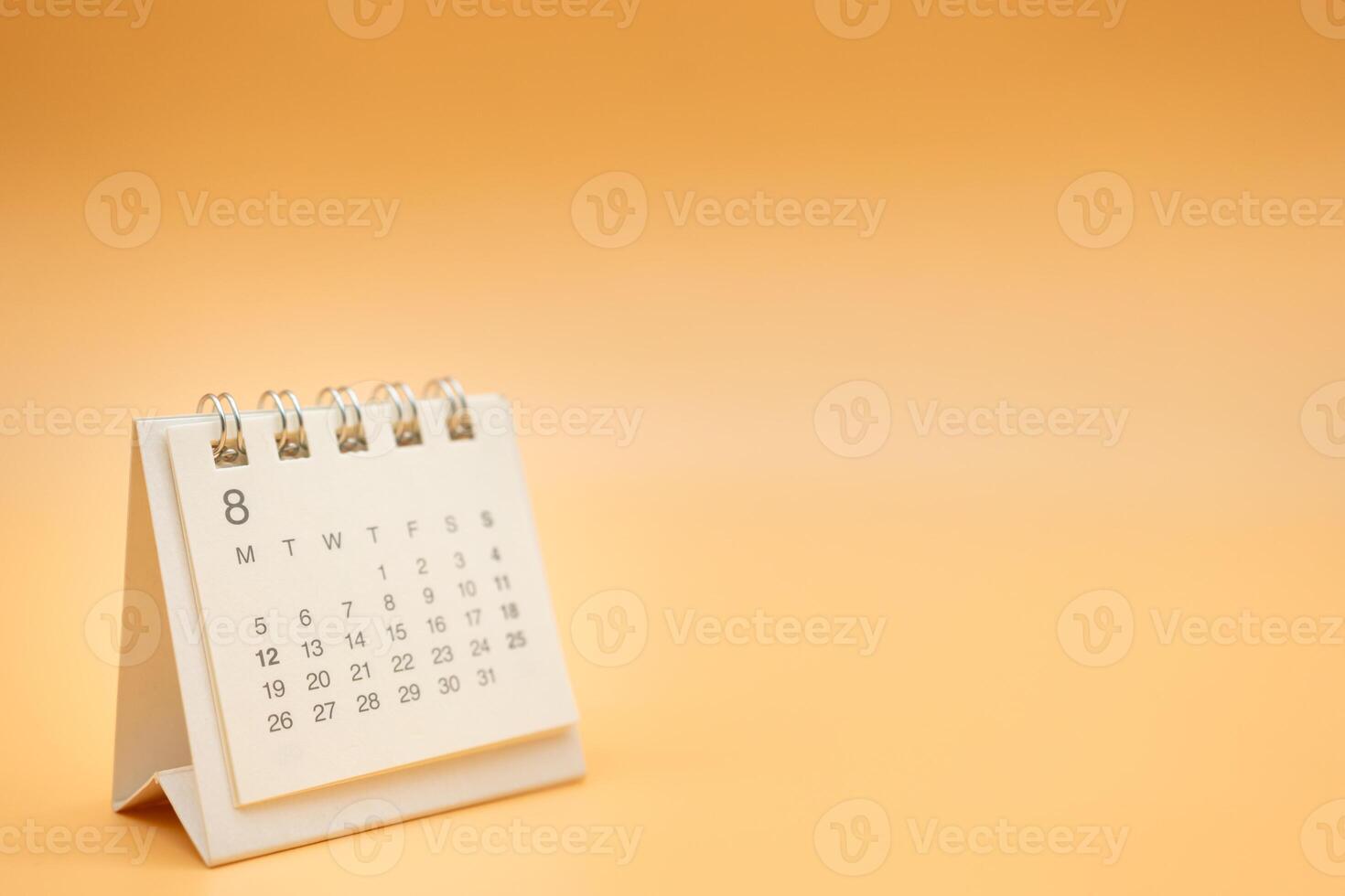 bureau kalender voor augustus met Nee jaar geïsoleerd Aan oranje achtergrond. kalender concept met kopiëren ruimte. bureaublad kalender voor ontwerper en beheer. foto