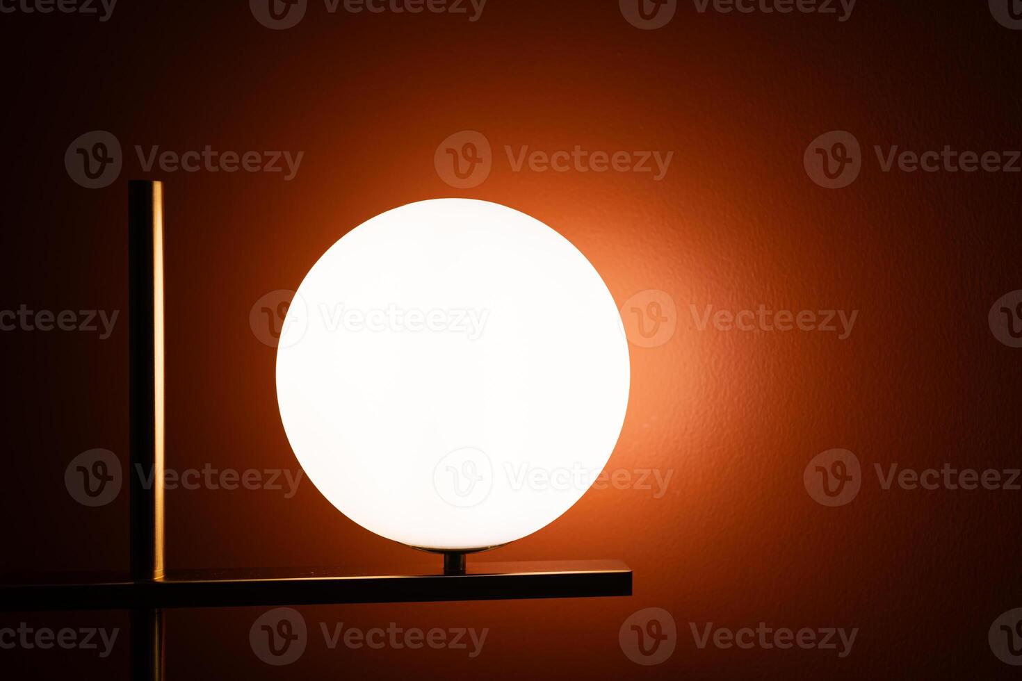 ronde lamp, vol maan vorm met de licht lamp binnen schijnend Aan de muur achtergrond in de donker kamer met kopiëren ruimte. foto