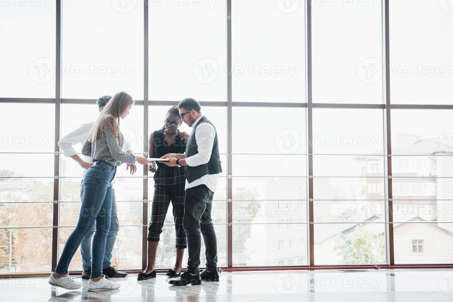 jonge zakenmensen bespreken samen nieuwe creatieve ideeën tijdens een vergadering op kantoor foto