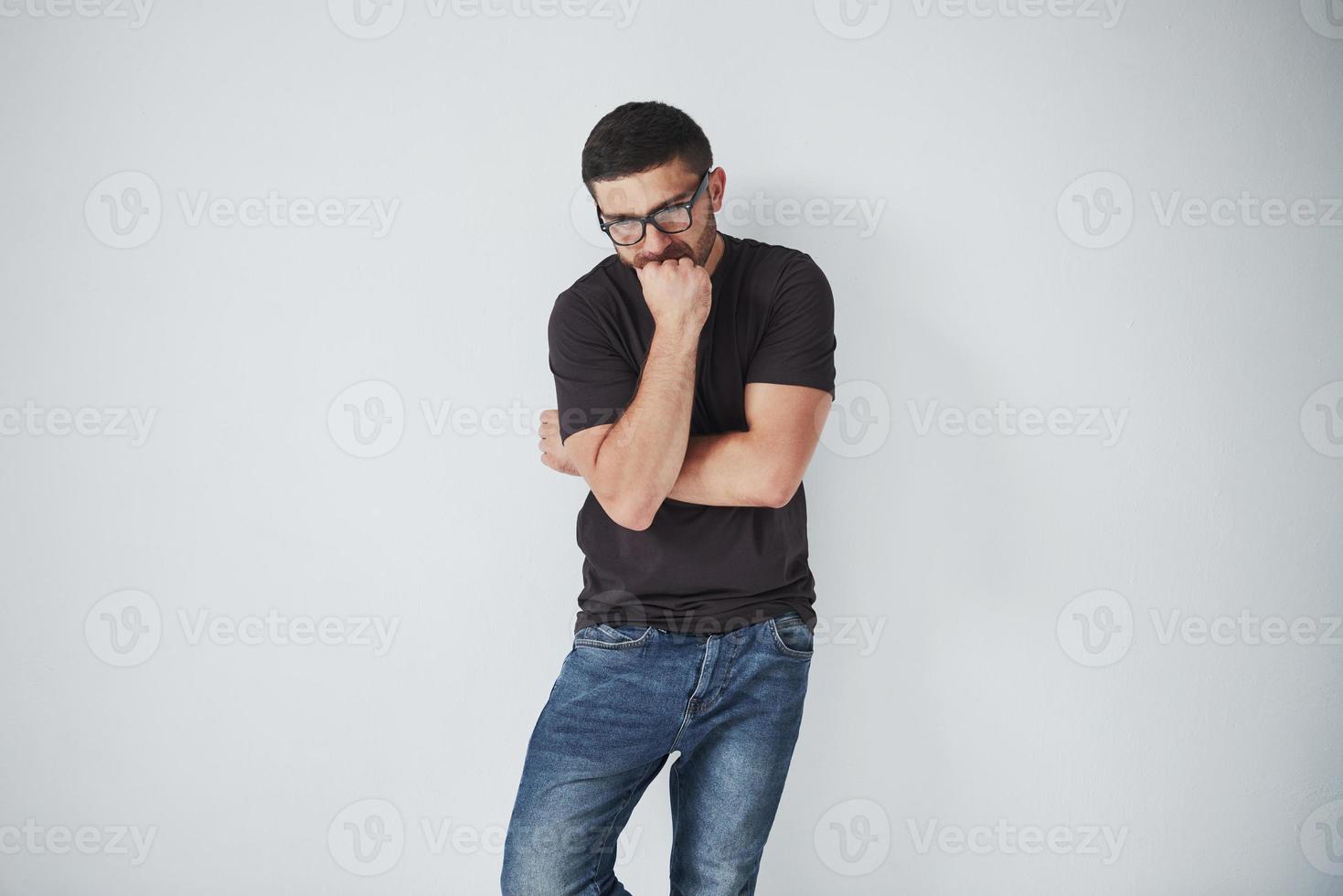 portret van een knappe jonge man die aan iets denkt, geïsoleerd op een witte achtergrond. het lijkt erop dat hij een nieuw geweldig idee had foto