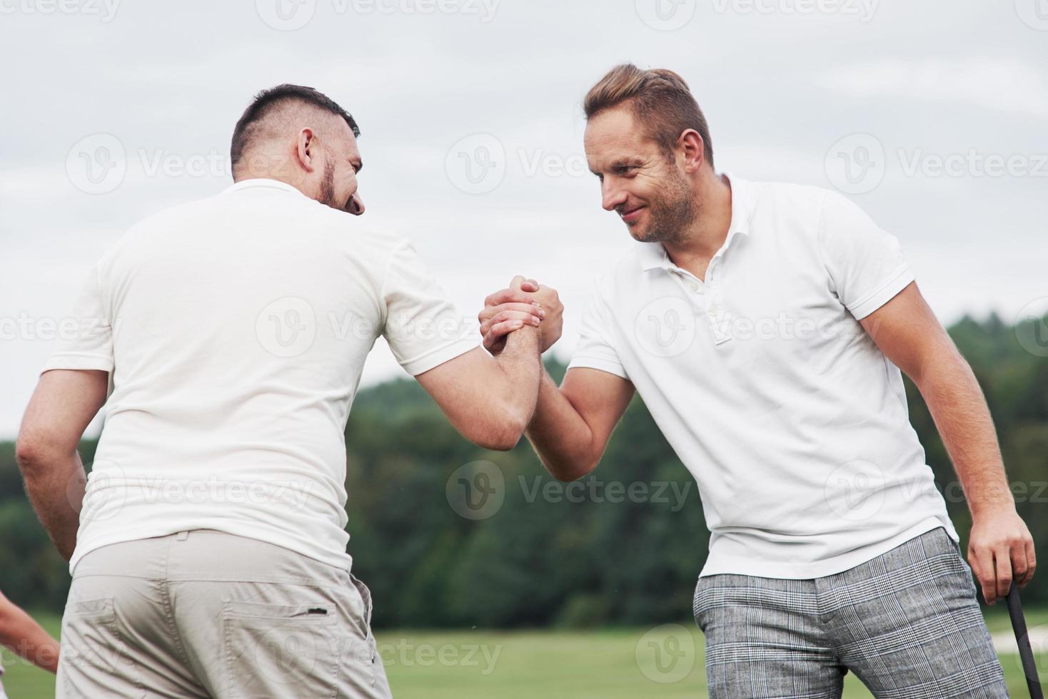 lijkt op een afspraak. zijfoto van twee mannen die de handen vasthouden en sterke vriendschap tonen foto