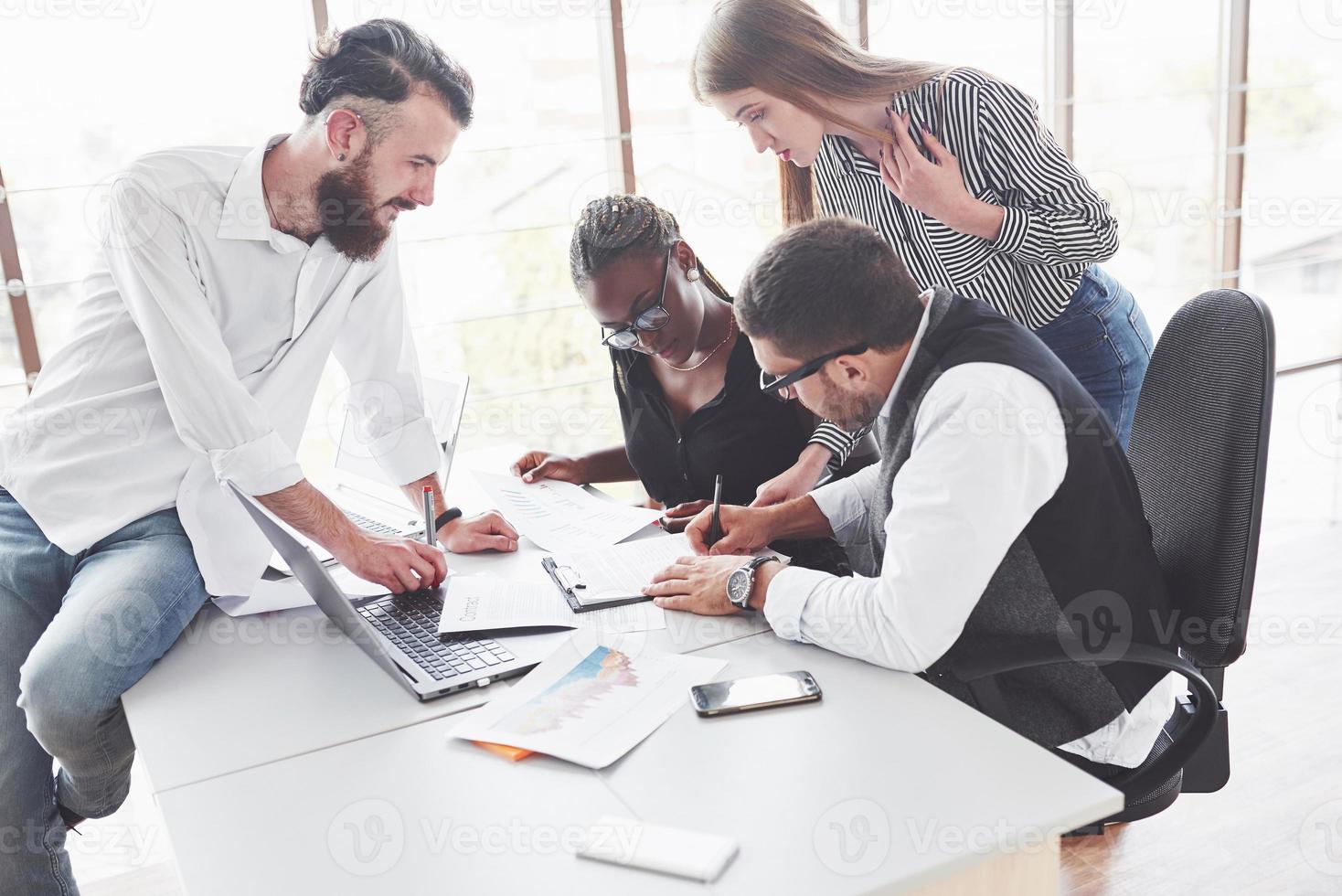 invullen van de rapportages. teamwerkers hebben een ontmoeting en praten over het plannen van hun bedrijf foto