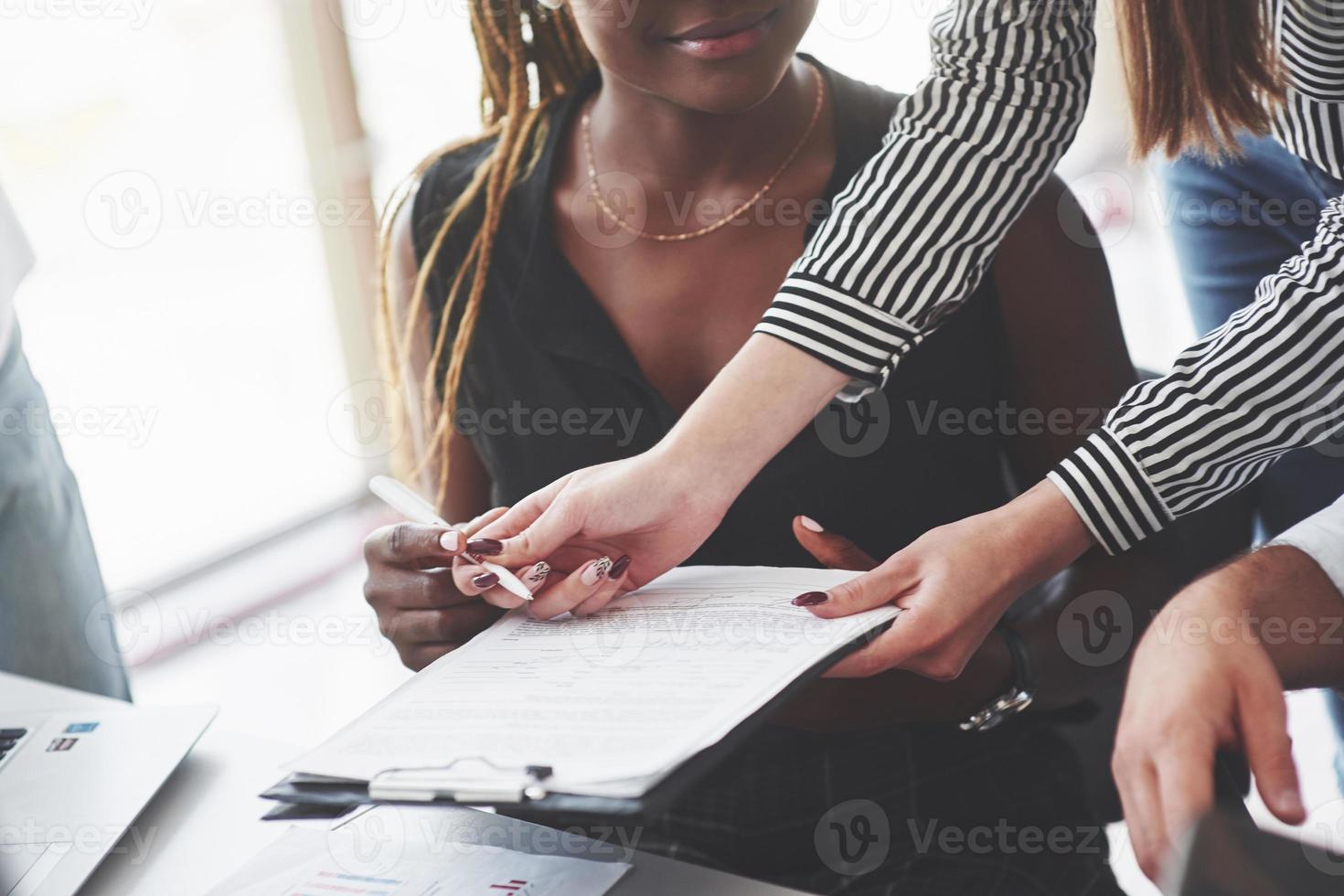 close-up foto van het Afro-Amerikaanse meisje met pen die klaar is om het document te ondertekenen