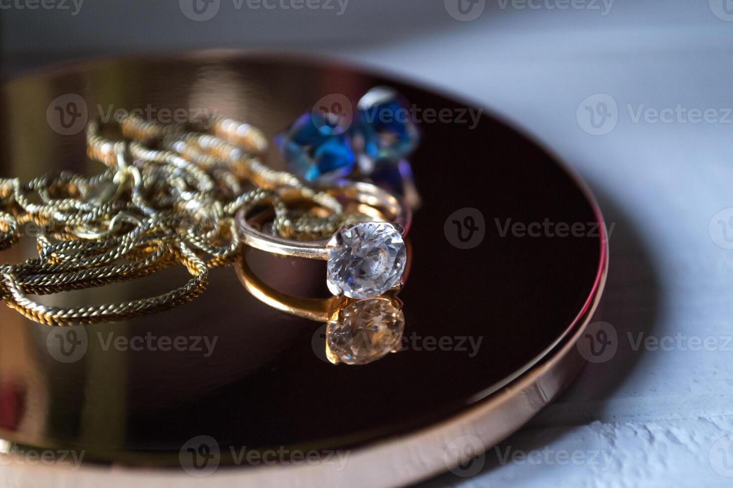 gouden ring met diamanten. vrouw sieraden Aan een tafel, dichtbij omhoog. foto