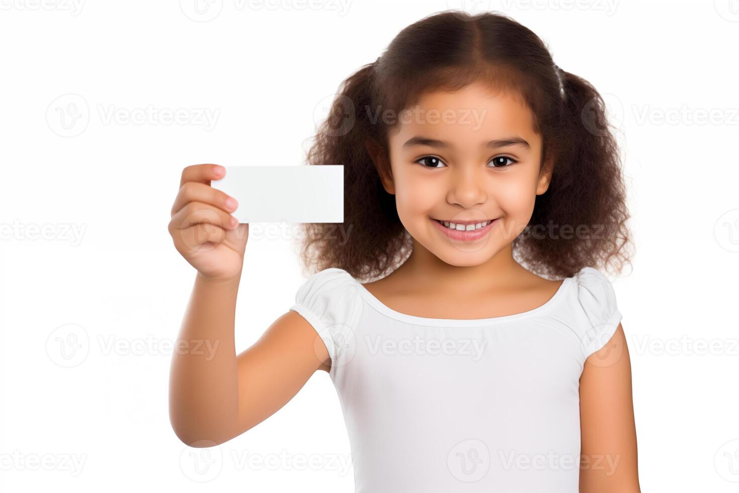 glimlachen klein meisje overhandigen een blanco bedrijf kaart over- wit achtergrond foto