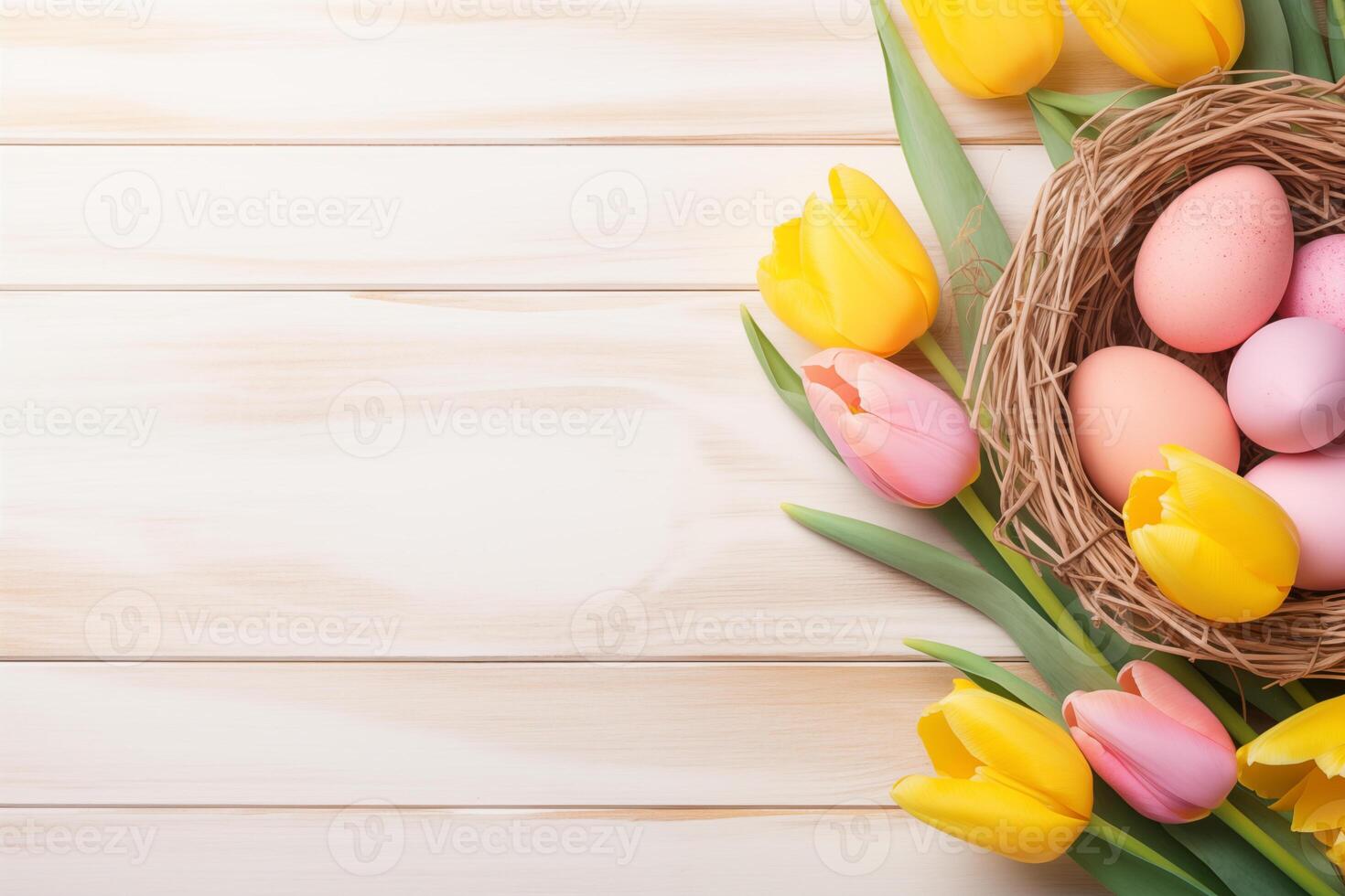 Pasen vakantie viering banier groet kaart banier met roze geschilderd eieren in vogel nest mand en geel tulp bloemen Aan wit houten achtergrond tabel textuur. foto