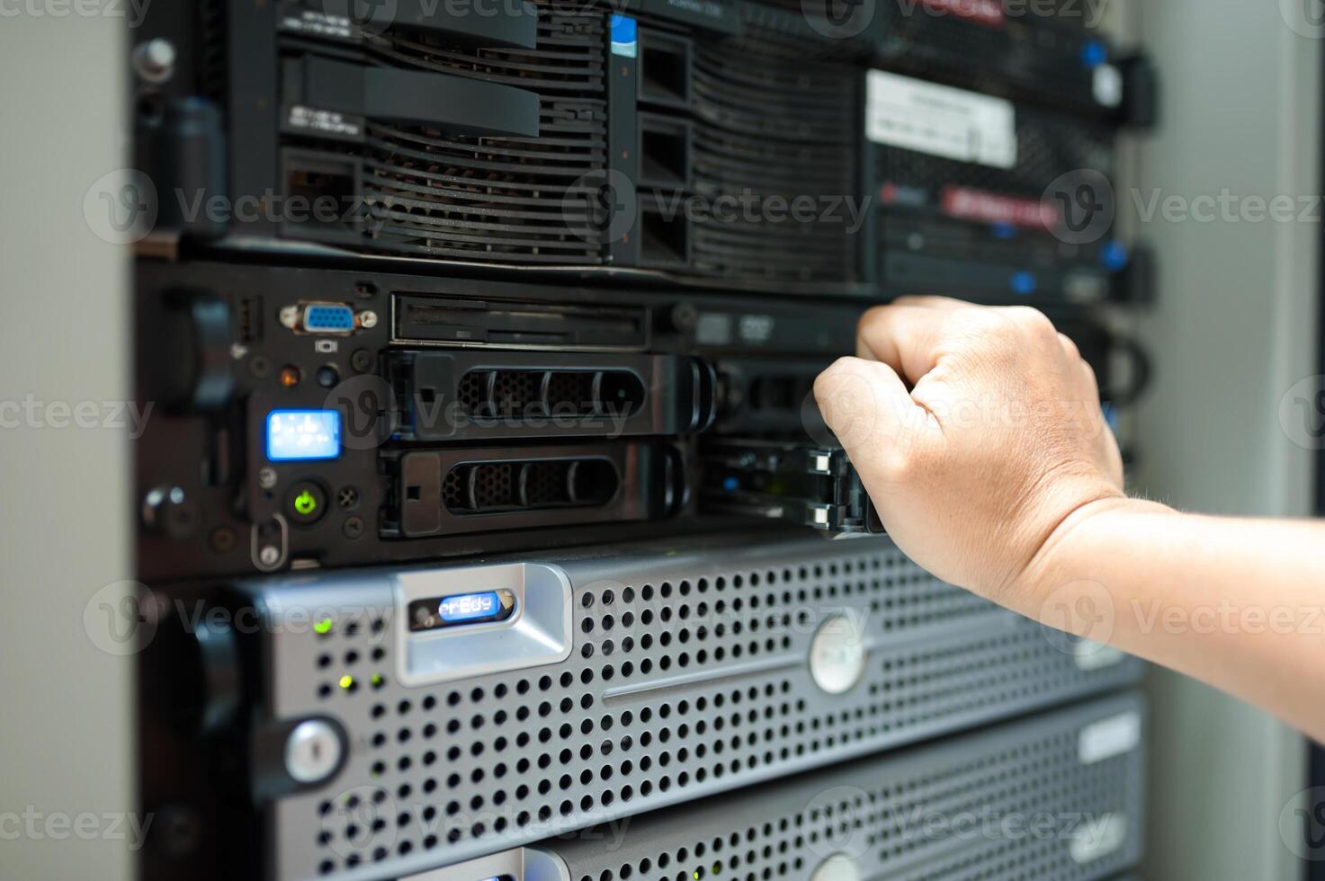 het ingenieur repareren een server in een datacenter foto