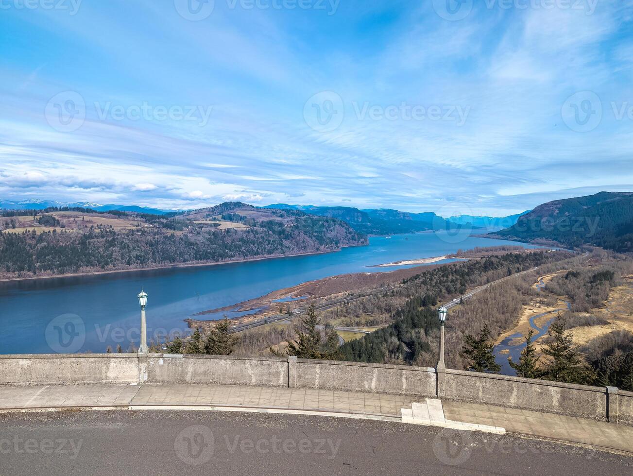visie van de Columbia rivier- van de weg naar multnomah valt in Oregon, Verenigde Staten van Amerika foto