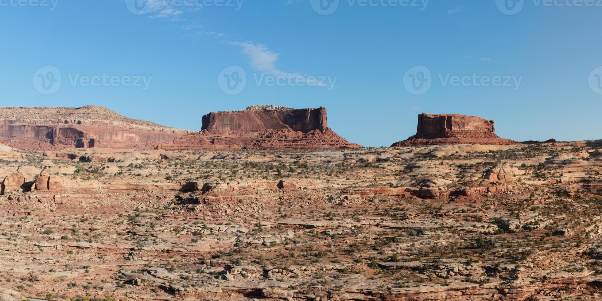 reizen en toerisme - scènes van de western Verenigde staten. rood rots formaties in de buurt Canyonlands nationaal park, Utah.. vrolijk butte Aan links. toezicht houden op butte Aan Rechtsaf. foto