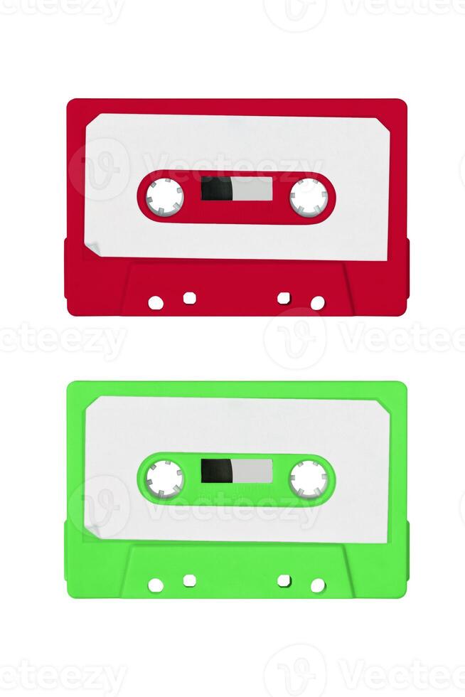 detailopname van een audio cassette met een wit sticker zonder tekst. analoog opslagruimte medium. cassettes voor audio opnames en muziek. foto