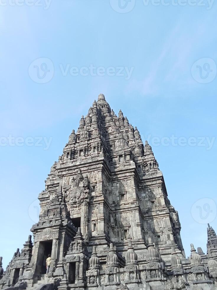 prambanan tempel met helder blauw wolken foto