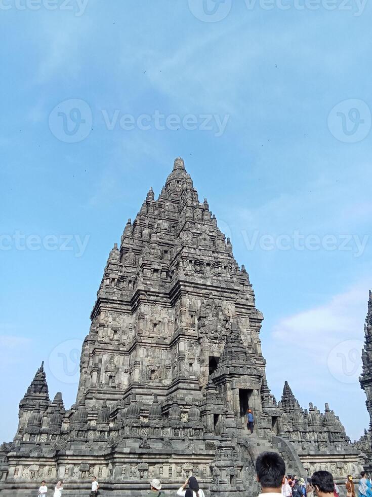 prambanan tempel met helder blauw wolken foto