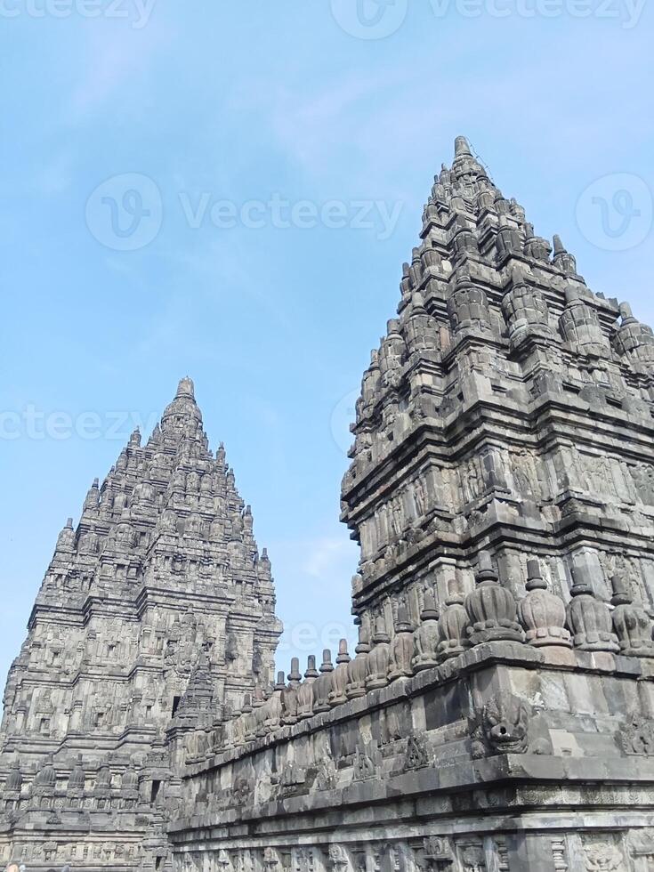 prambanan tempel met helder blauw wolken foto