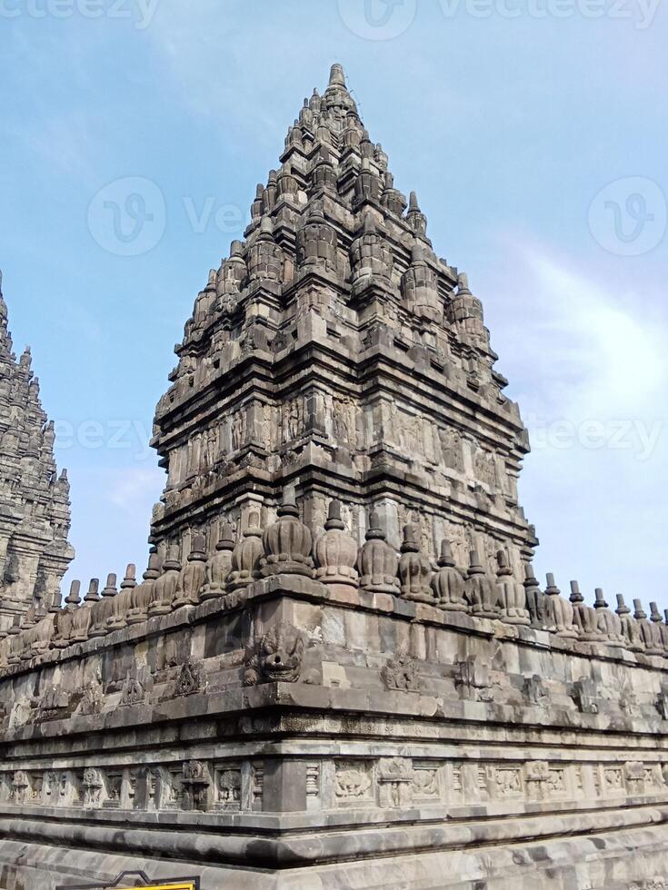 prambanan tempel met helder blauw wolken foto