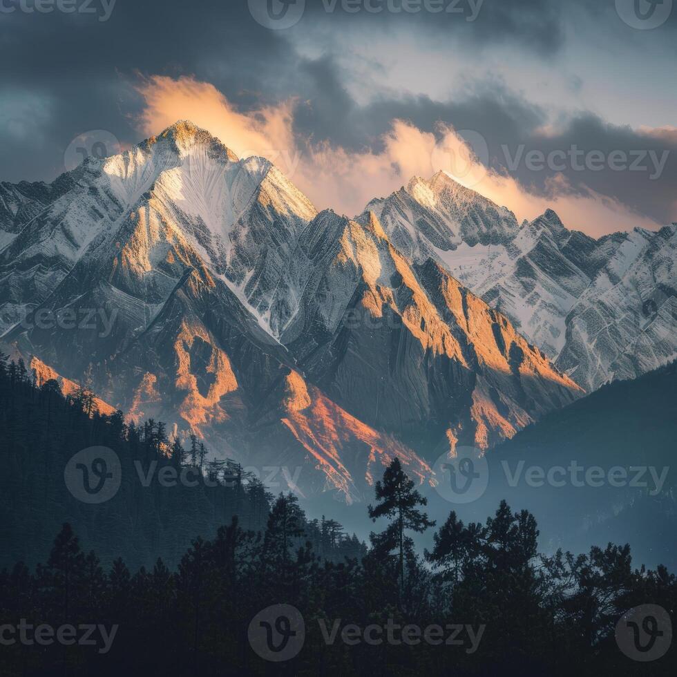 met sneeuw bedekt bergen en wolken foto