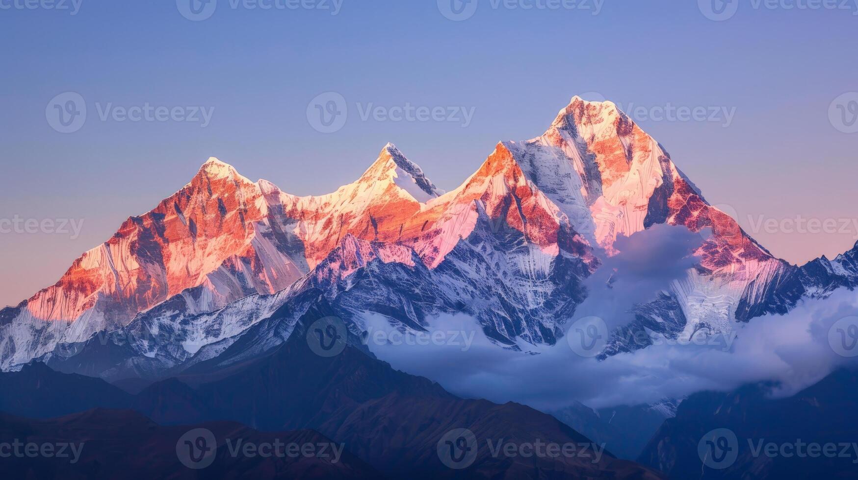 sneeuw gedekt berg met wolken foto