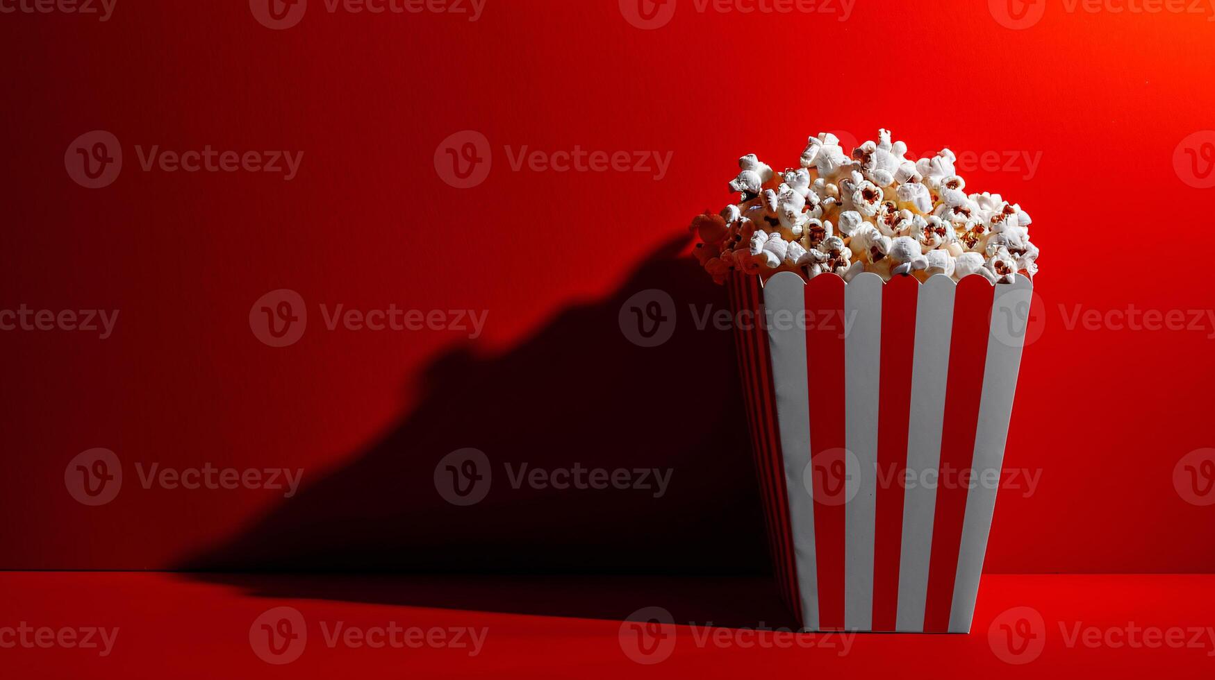 een opvallend samenstelling met een verleidelijk pak van popcorn tegen een levendig, monochromatisch backdrop foto