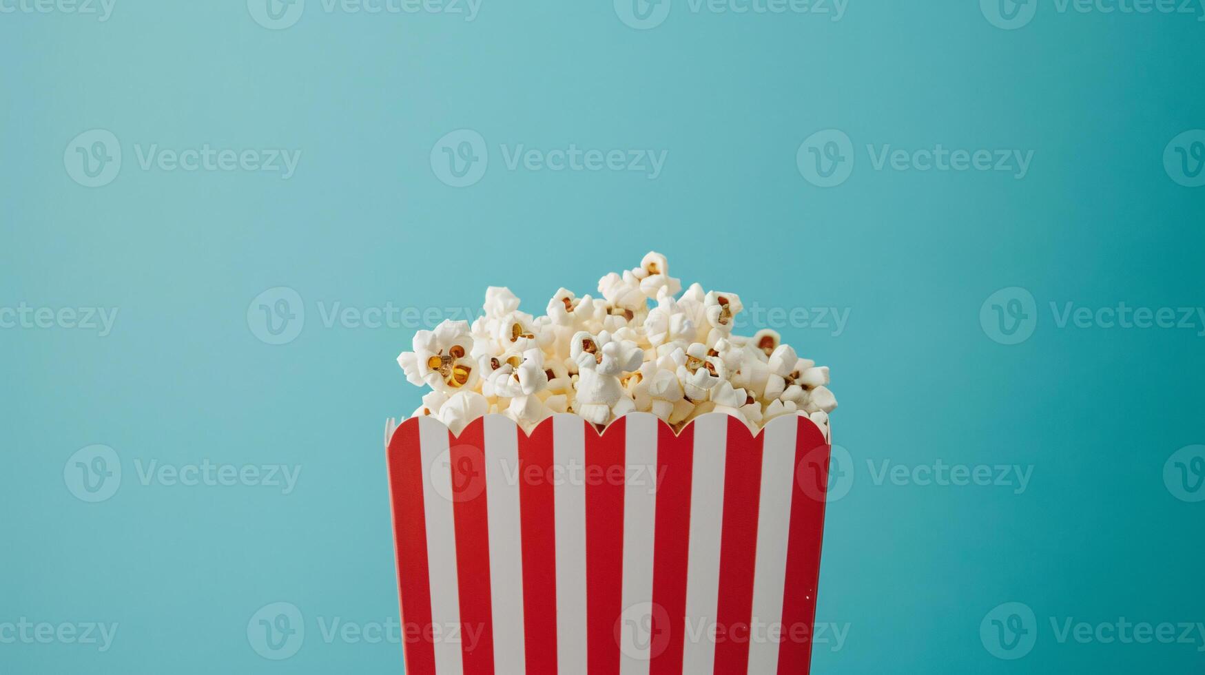 een opvallend samenstelling met een verleidelijk pak van popcorn tegen een levendig, monochromatisch backdrop foto