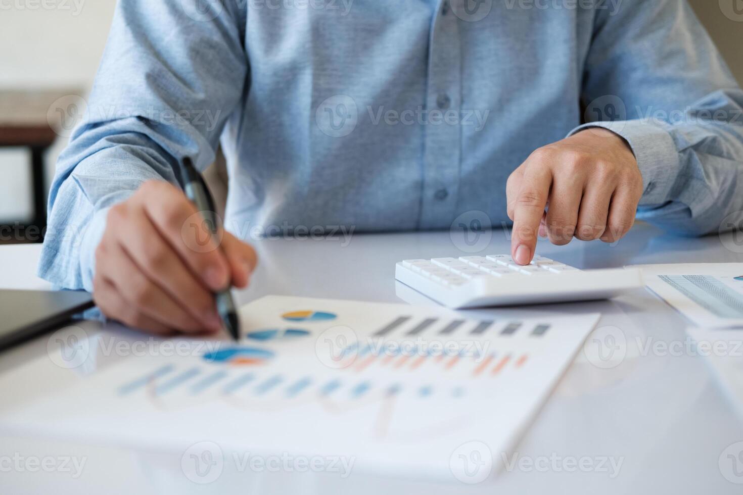 accountants zijn gebruik makend van rekenmachines naar berekenen budgetten en investeringen. foto