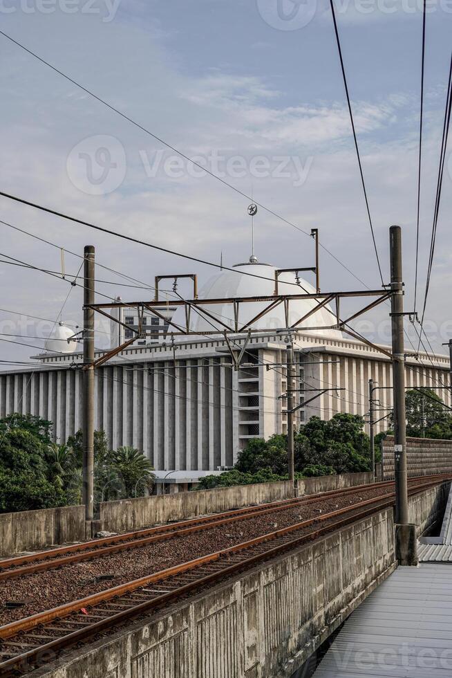de groot wit moskee is zichtbaar van de trein station in Jakarta. foto