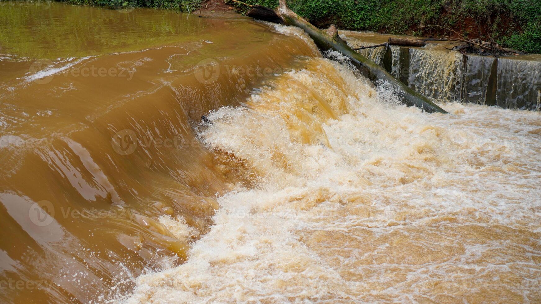 het looks dichtbij naar de afleiding van duister water dat stromen snel verder de grens dam. foto