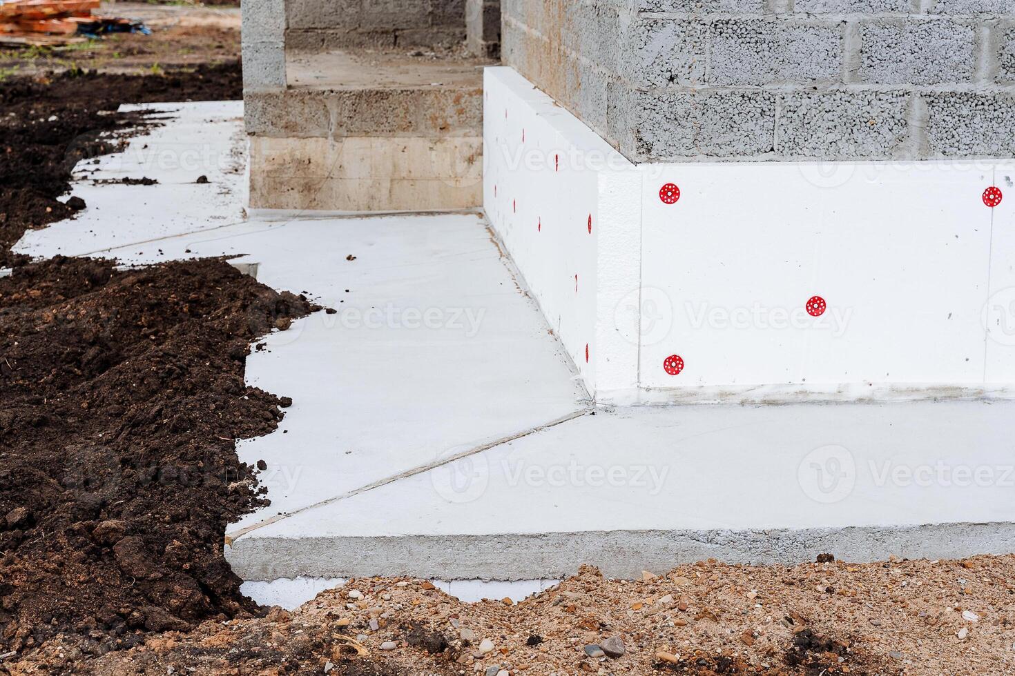 de fundament van de huis, de isolatie laag voor de fundament, de thermisch isolatie van de gebouw muur, beton steiger, de bouw plaats. foto