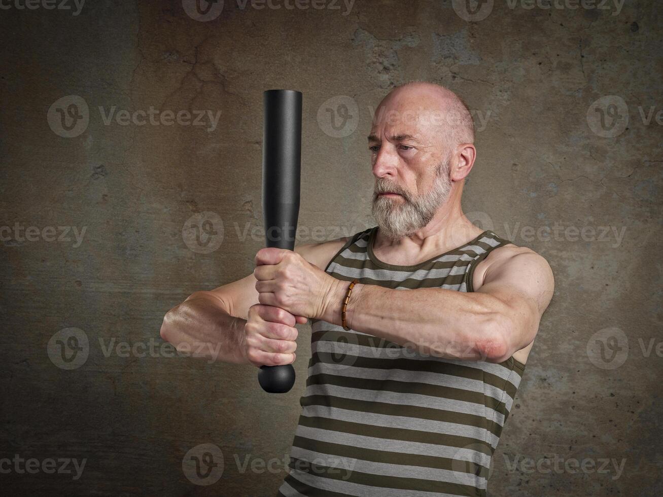 senior Mens is oefenen met een staal club foto