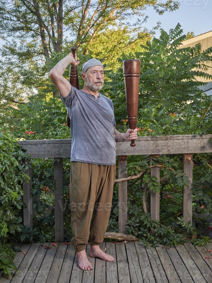 senior Mens oefenen met zwaar Perzisch meelt foto