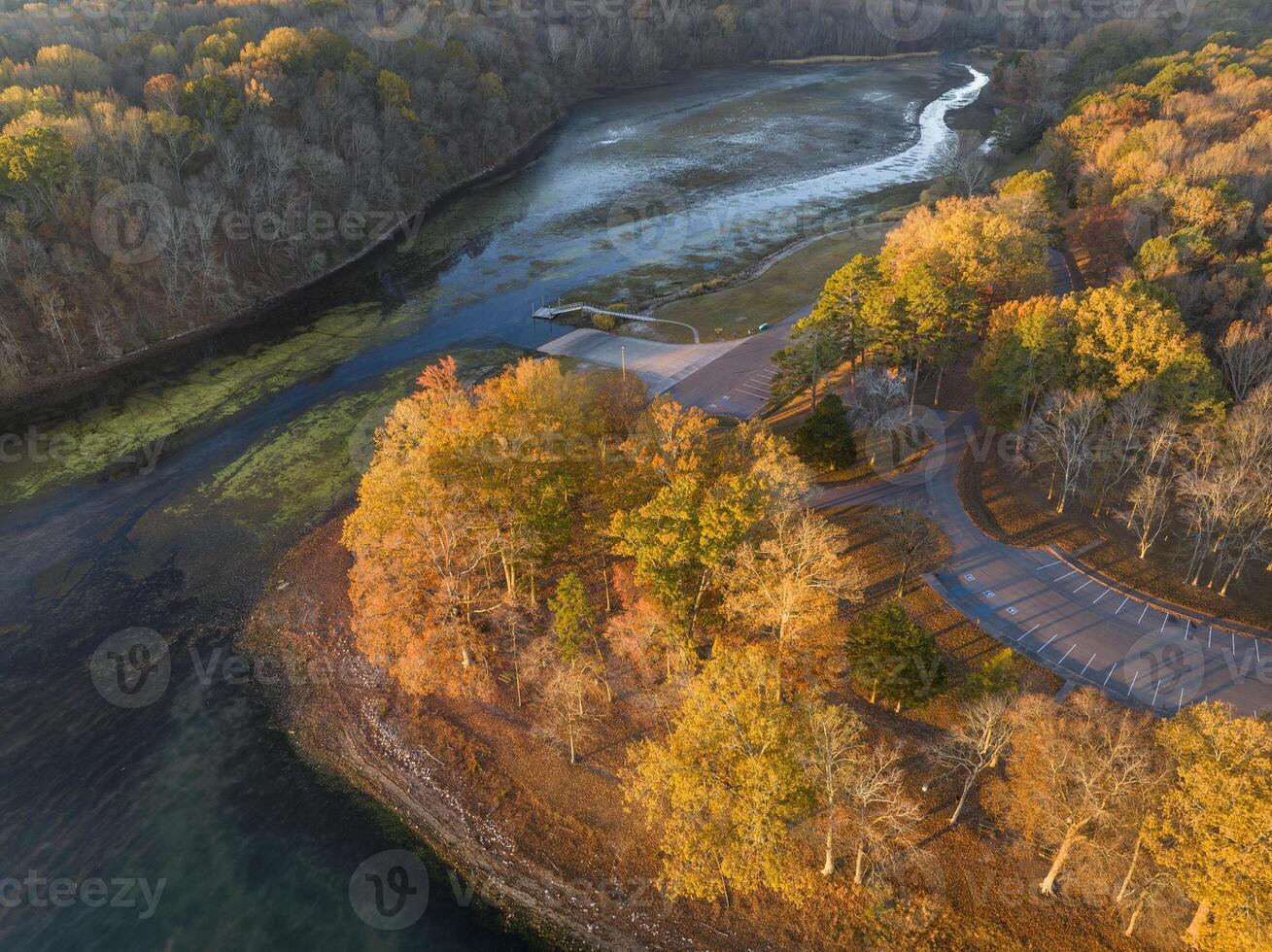 boot oprit Aan de Tennessee rivier- Bij colbert veerboot park, natuurlijk spoor nationaal parkway, laat november landschap foto