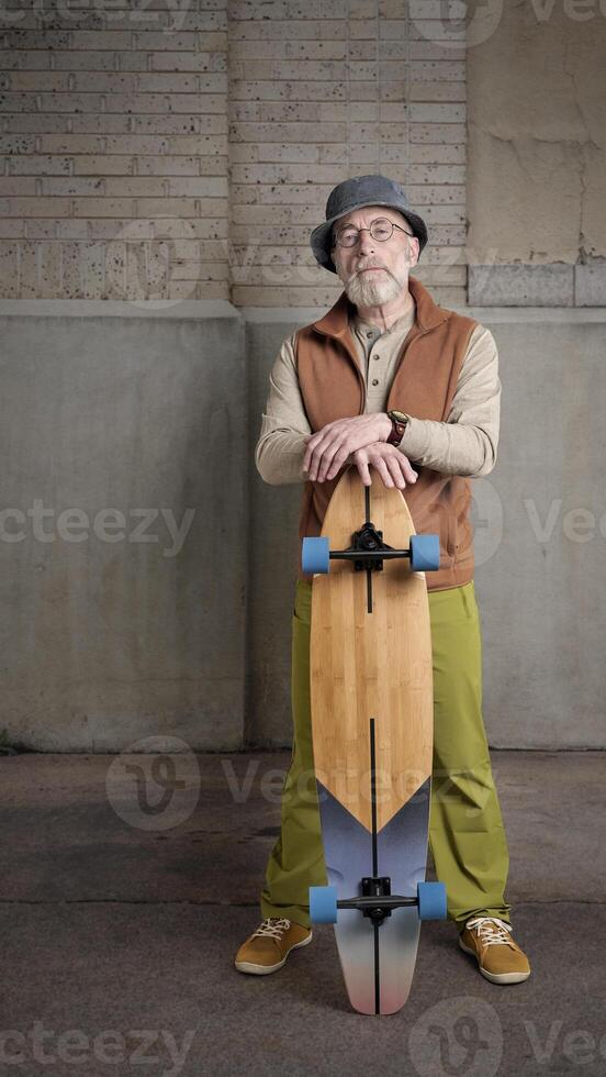 senior Mens met een lang cruisen skateboard foto