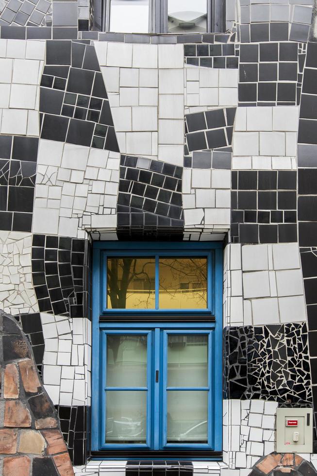 Wenen, Oostenrijk, 4 februari 2014 - detail van de kunsthauswien, museum in Wenen. het museum is ontworpen door de kunstenaar friedensreich hundertwasser en werd in 1986 voltooid. foto