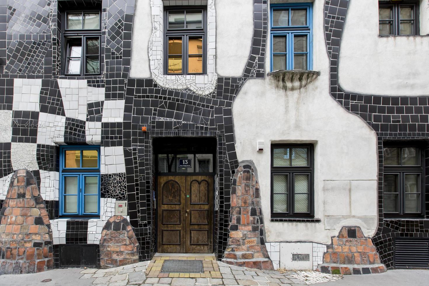 Wenen, Oostenrijk, 4 februari 2014 - detail van de kunsthauswien, museum in Wenen. het museum is ontworpen door de kunstenaar friedensreich hundertwasser en werd in 1986 voltooid. foto