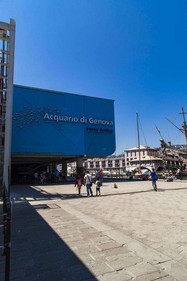 Genua, Italië, 2 juni 2015 - niet-geïdentificeerde mensen door het Genua-aquarium. het aquarium van genua is het grootste aquarium van italië en een van de grootste in europa. foto