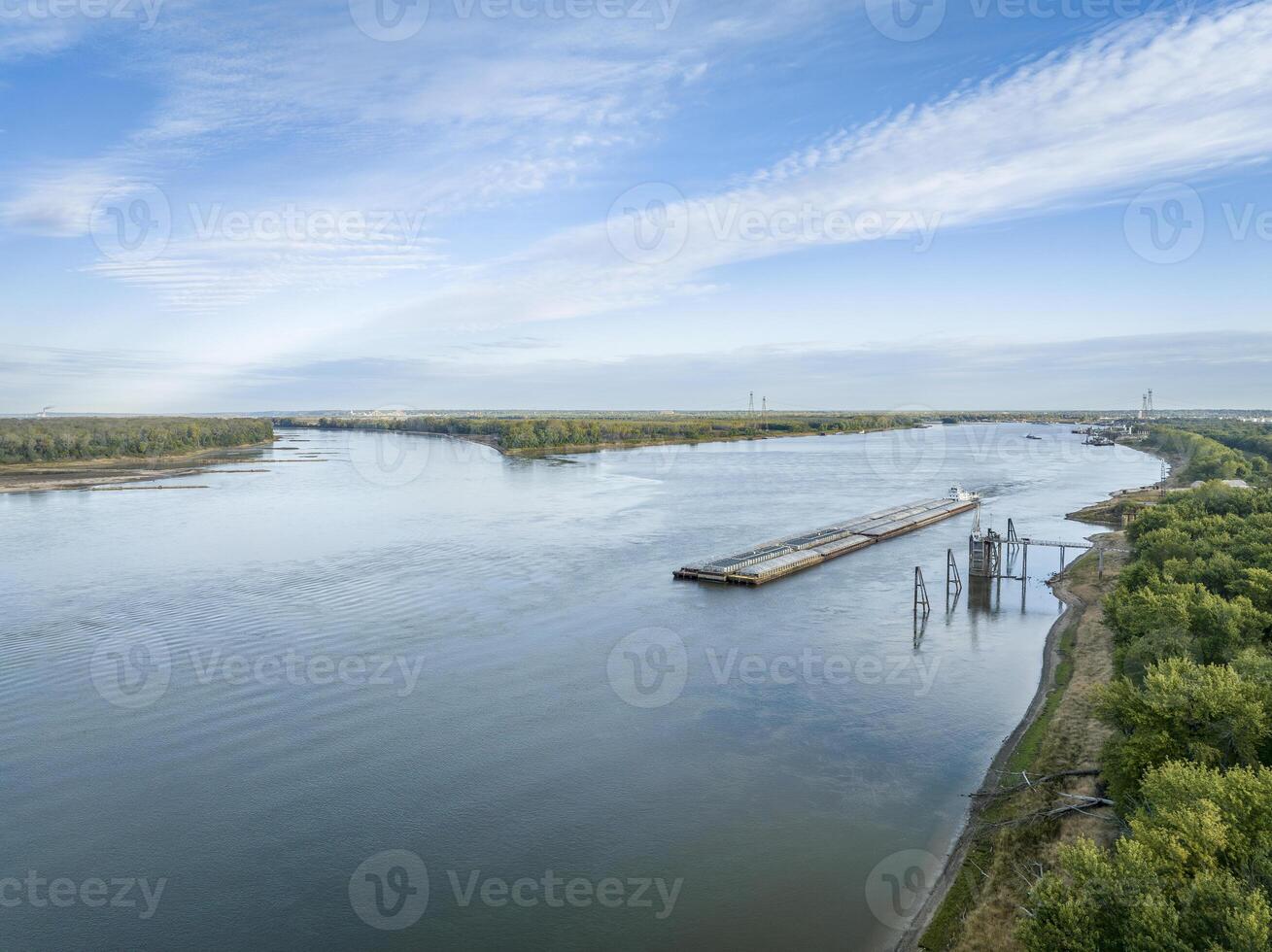 sleepboot met binnenschepen Aan de Mississippi rivier- Bij samenvloeiing met de Missouri rivier- hieronder Alton, il foto