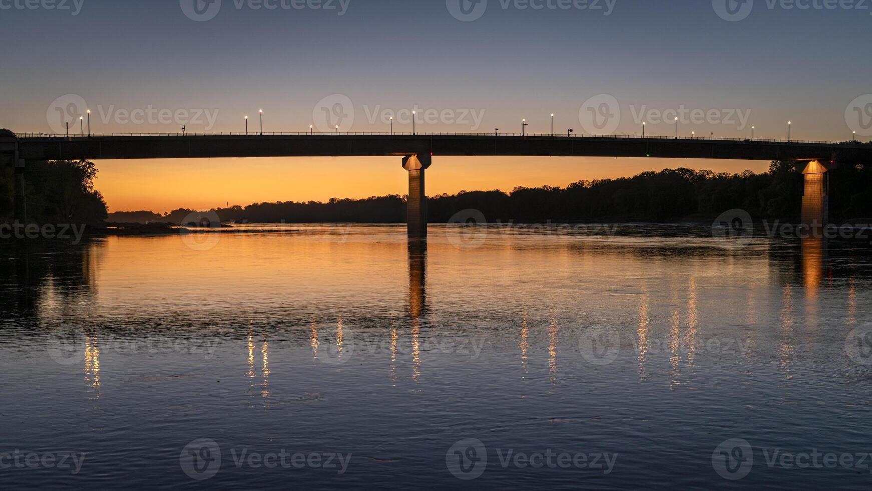 brug over- Missouri rivier- Bij hermann, ma, na zonsondergang foto