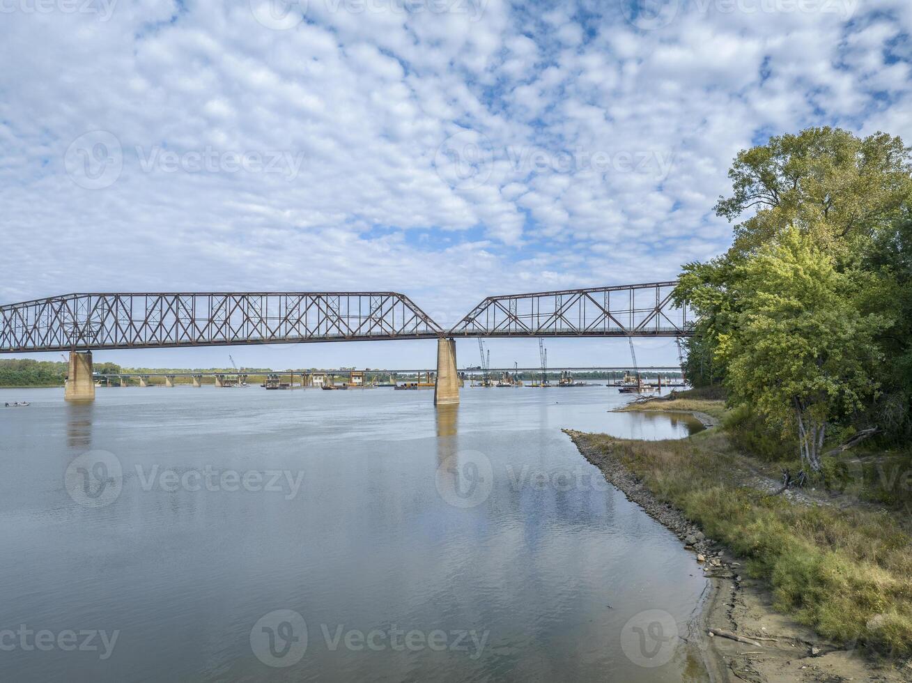 keten van rotsen Aan de Mississippi rivier- bovenstaand st louis de oud historisch brug en de nieuw brug met bouw werk foto