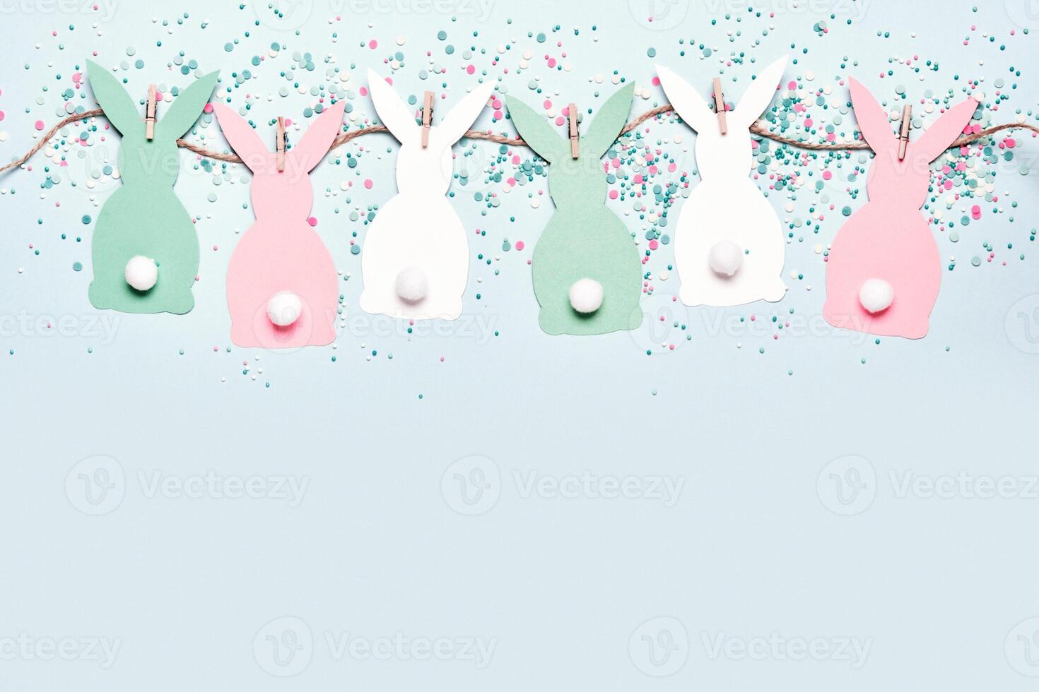 Pasen achtergrond met diy papier konijnen slinger en zoet Pasen eieren foto