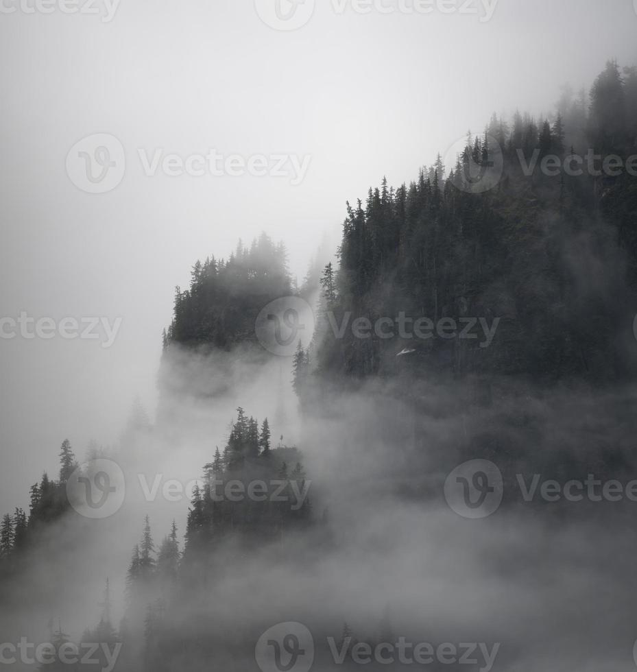 mist en mist op steile bergen in de buurt van shakes lake, alaska foto