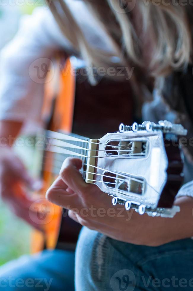 detail van een meisje dat gitaar studeert foto