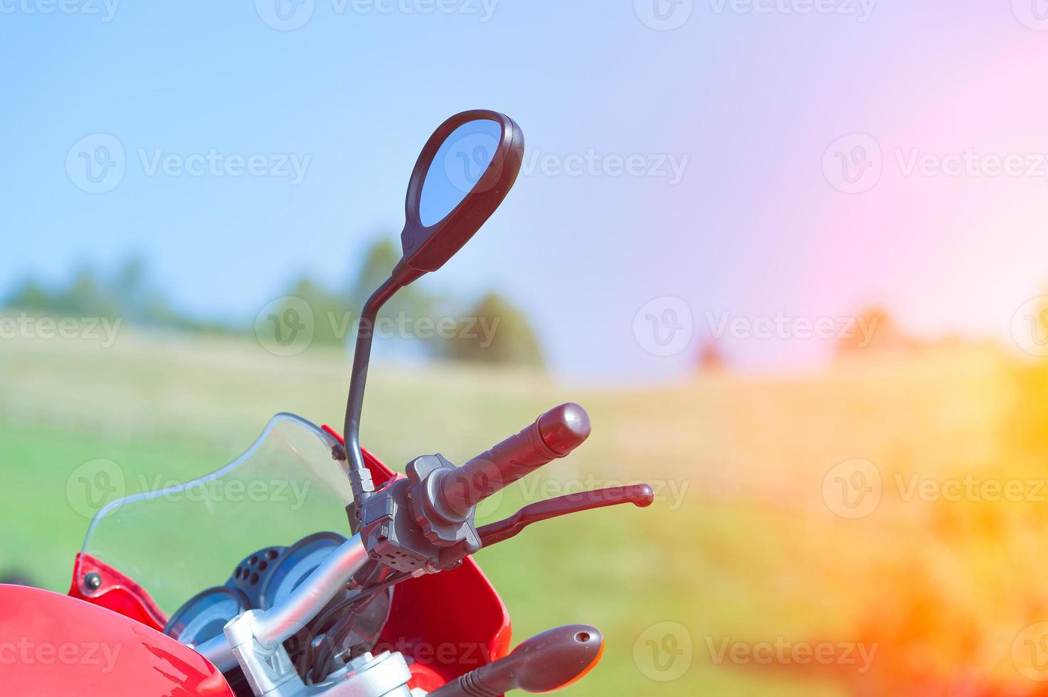 detail van rode motorfiets in de bergen foto