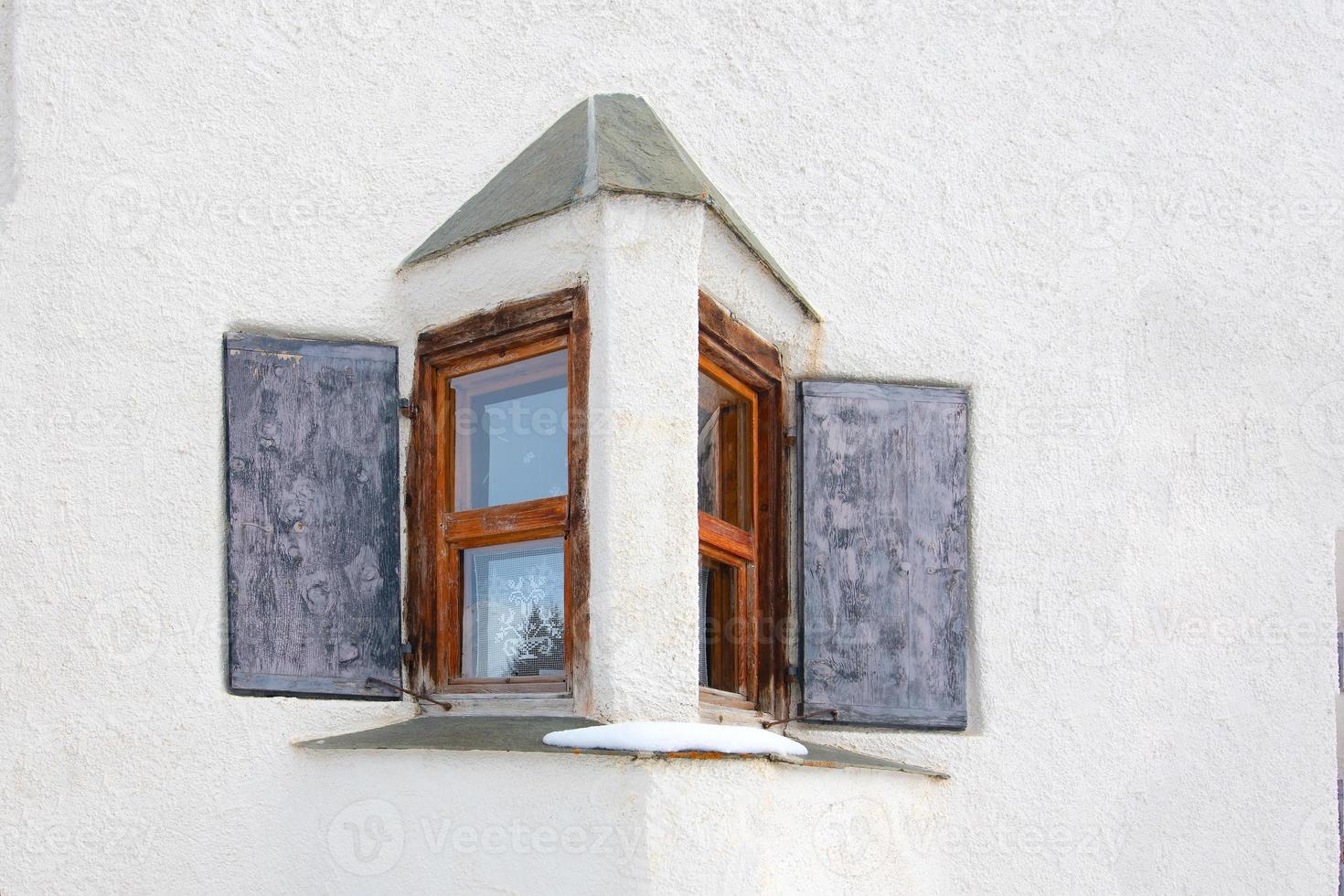 typisch engadiner raam op de zwitserse alpen foto