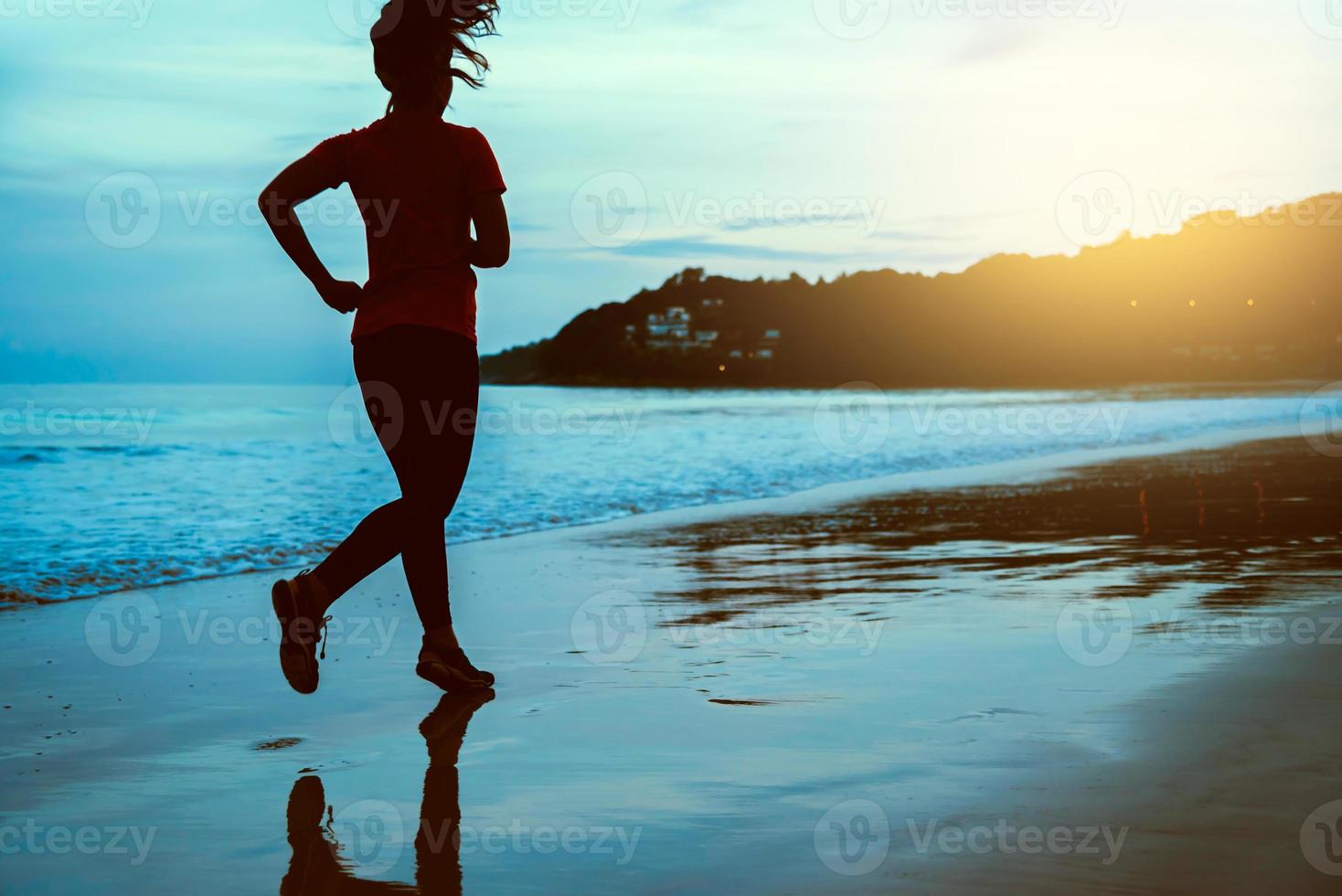 vrouw joggen training op het strand in de ochtend. ontspannen met de zeewandeling. foto