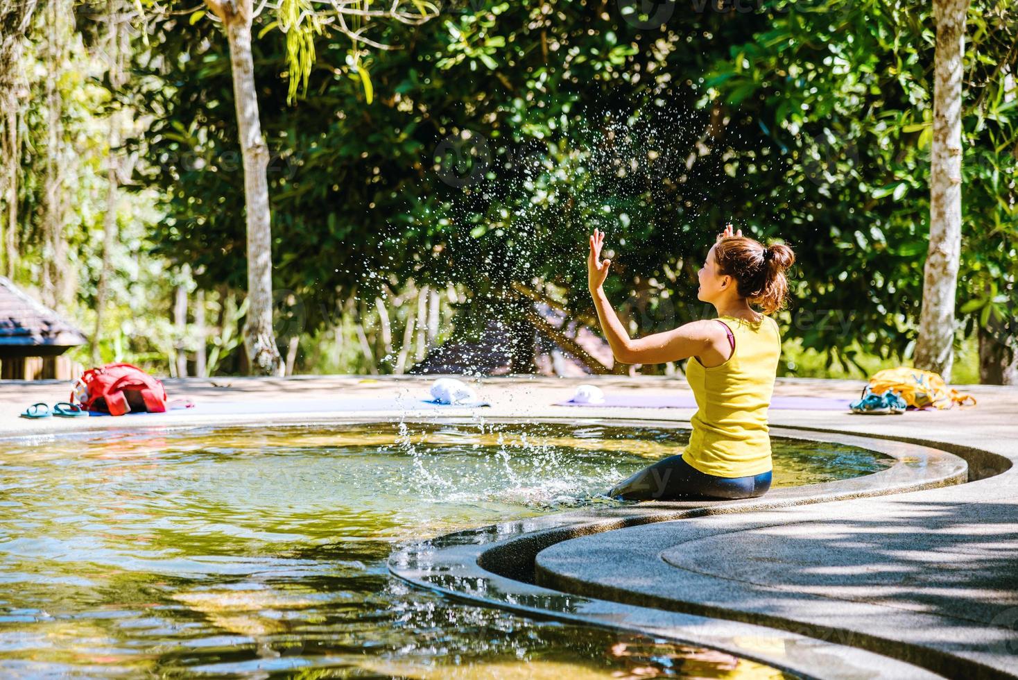 meisje in een zwembad hete lente in thailand, natuurlijk mineraalwater, warmwaterbronnen in nationaal park, natuurreizen in hete lente foto