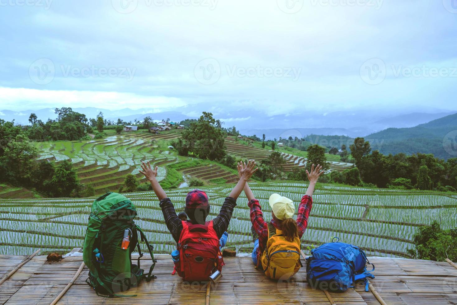 minnaar vrouw en man aziatische reizen natuur. reizen ontspannen. gezichtspunt rijstveld van het veld op de berg papongpieng in de zomer. Thailand. foto