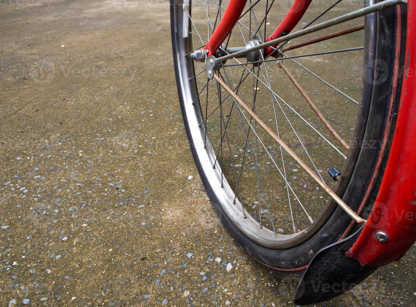 wiel en klassiek remsysteem op vintage fiets foto