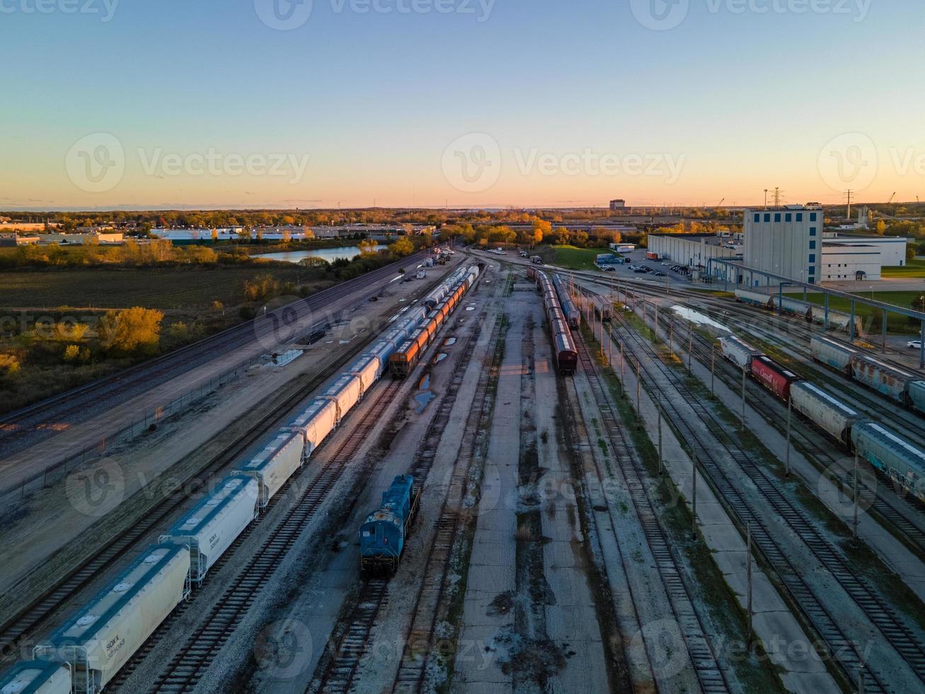 luchtfoto van trein rangeerterrein met herfstlandschap op de achtergrond foto