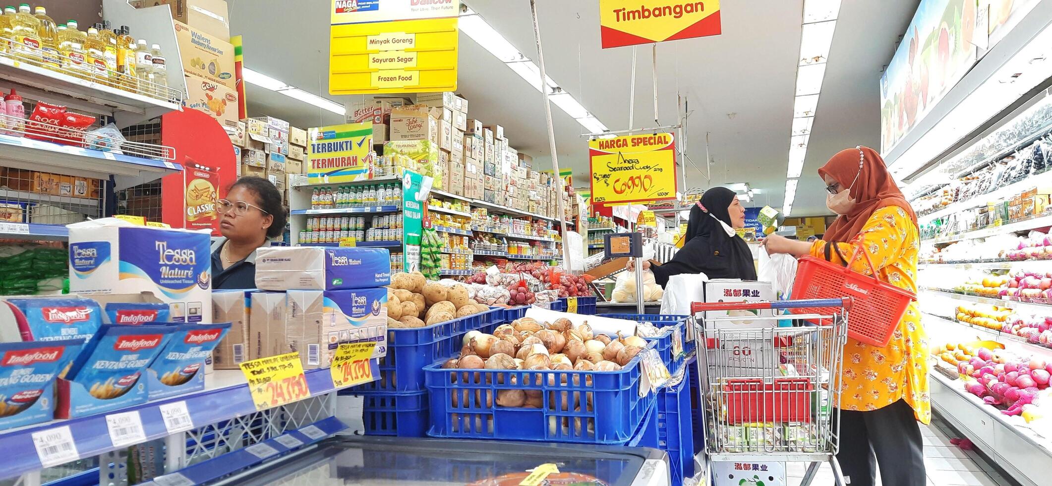 klant kiezen divers boodschappen producten in kruidenier op te slaan. supermarkt concept. bekasi, west Java, Indonesië - maart 8 2024 foto