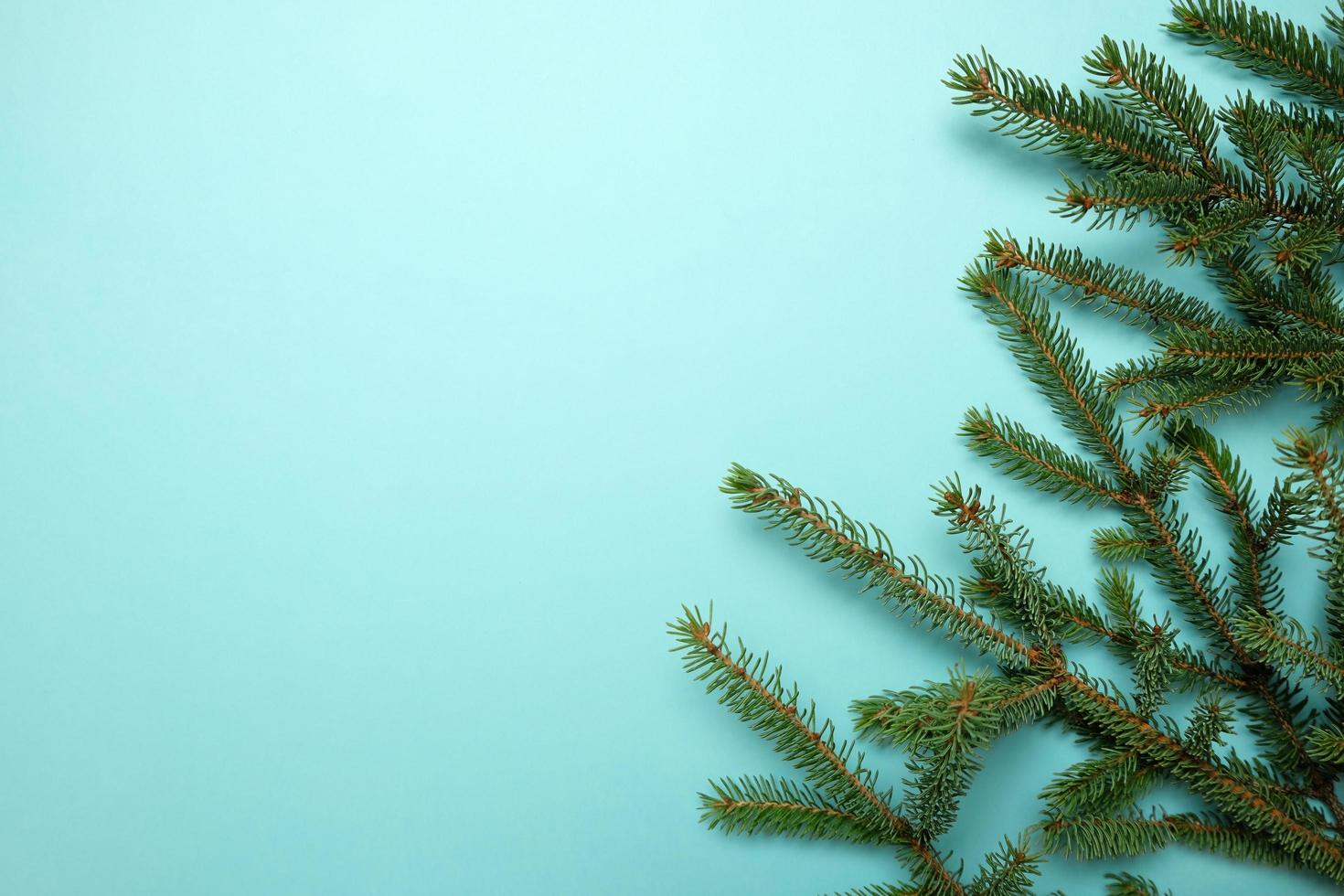 vrolijk kerstfeest en een gelukkig nieuwjaar. blauwe achtergrond foto